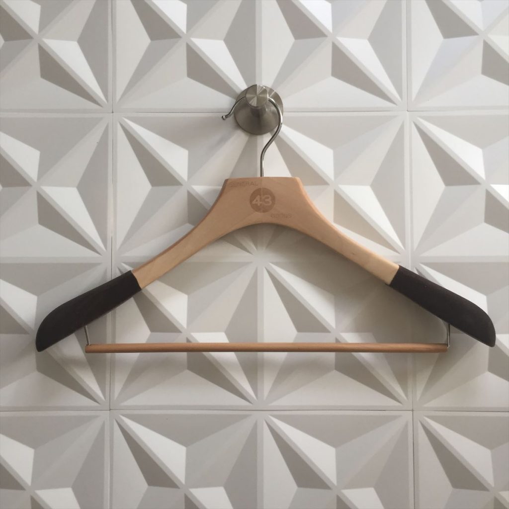 木製のハンガーを使用するメリットとは ハンガーのながしおblog